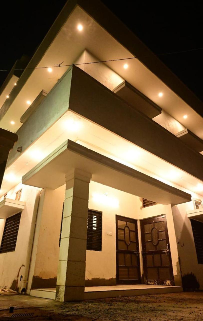 Sri Ram Lalla International Hotel Ayodhya Екстериор снимка